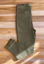 Load image into Gallery viewer, Green Capri Pants
